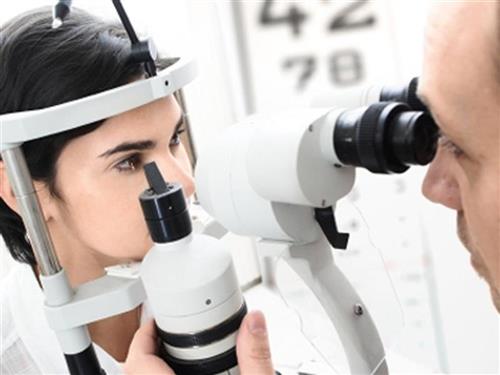 Eye exam performed by a specialised ophthalmologist